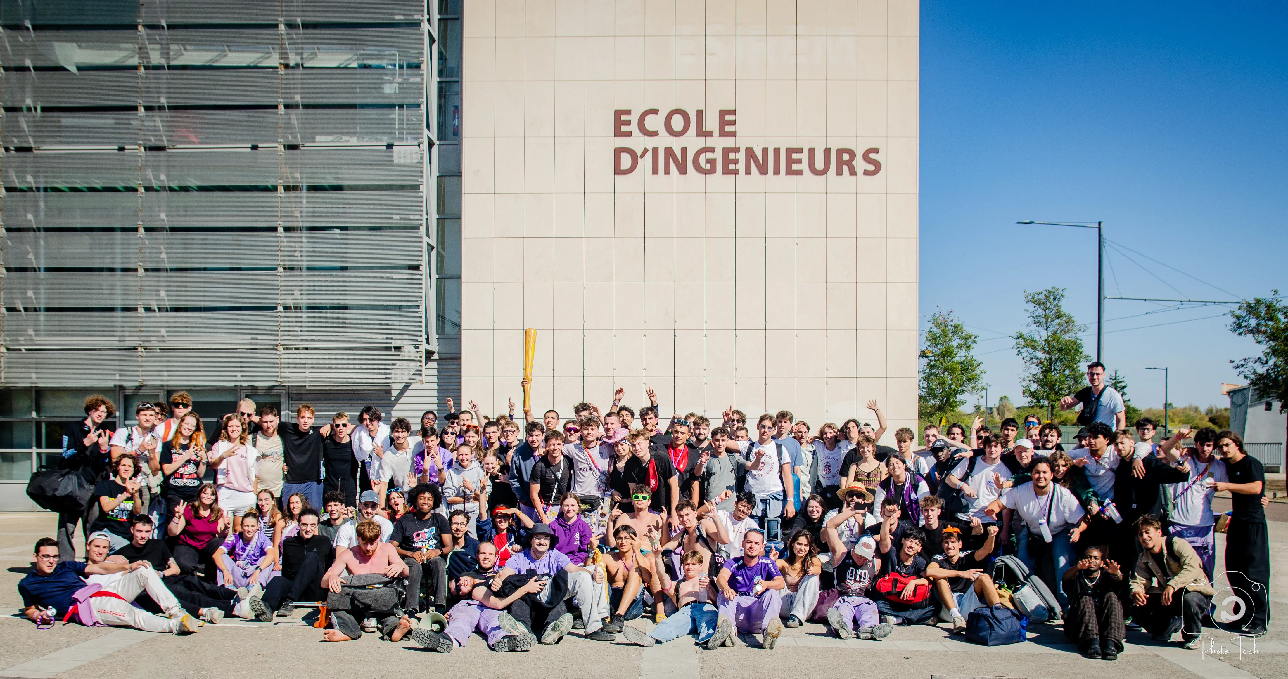 Les élèves de Polytech Dijon réunis devant l’école